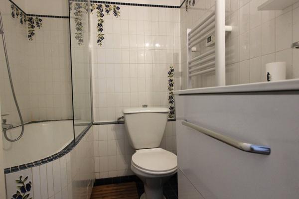 UN STUDIO, ENTIÈREMENT MEUBLÉ, IDÉALEMENT SITUÉ SUR LES QUAIS. -