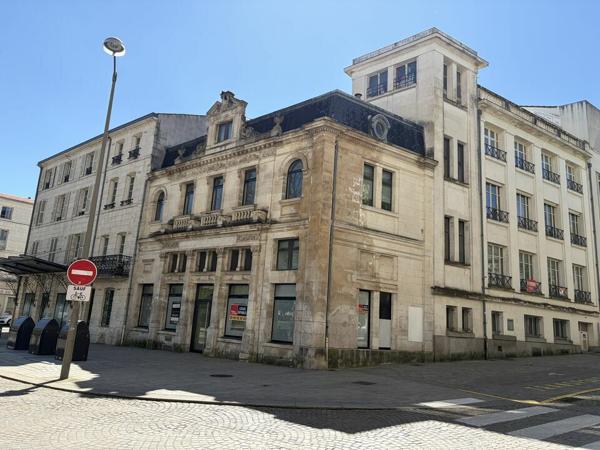 A LOUER PROCHE PARKING LA BRECHE IMMEUBLE EN HYPER CENTRE NIORT BELLE VISIBILITE
