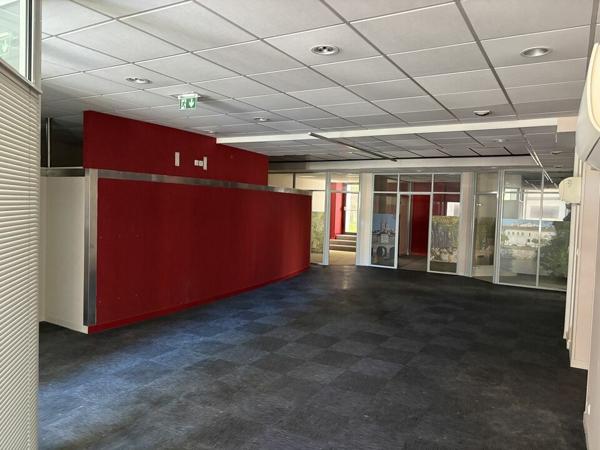 A LOUER PROCHE PARKING LA BRECHE IMMEUBLE EN HYPER CENTRE NIORT BELLE VISIBILITE