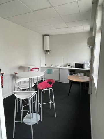 A LOUER PROCHE PARKING LA BRECHE IMMEUBLE EN HYPER CENTRE NIORT BELLE VISIBILITE