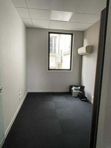 A LOUER PROCHE PARKING LA BRECHE IMMEUBLE EN HYPER CENTRE NIORT BELLE VISIBILITE