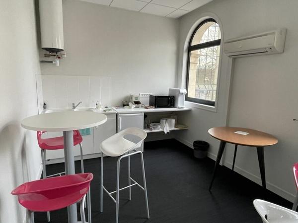 A LOUER PROCHE PARKING LA BRECHE IMMEUBLE EN HYPER CENTRE NIORT BELLE VISIBILITE