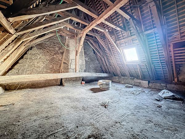 Maison ancienne centre bourg avec bel espace de plain pied proche des commerces.