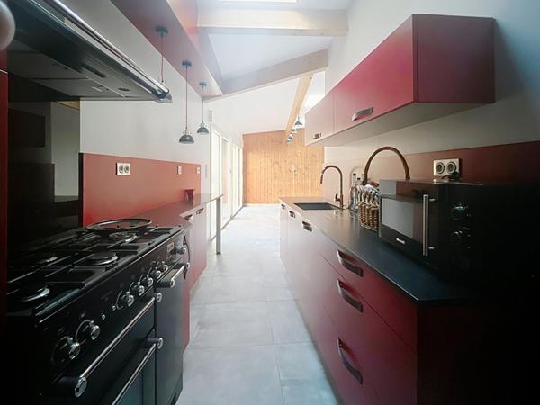 Maison ancienne centre bourg avec bel espace de plain pied proche des commerces.