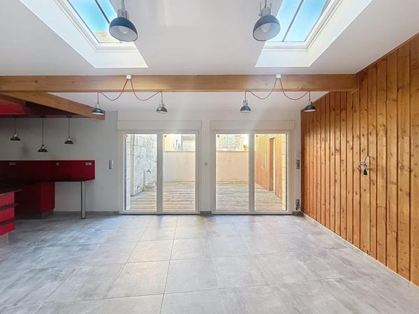 Maison ancienne centre bourg avec bel espace de plain pied proche des commerces.