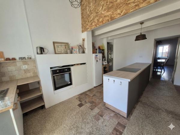 Maison rénovée à vendre à Bords – Calme, dépendances et beau potentiel