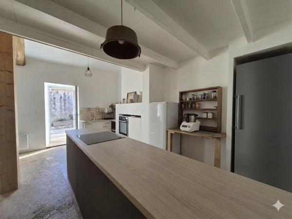 Maison rénovée à vendre à Bords – Calme, dépendances et beau potentiel