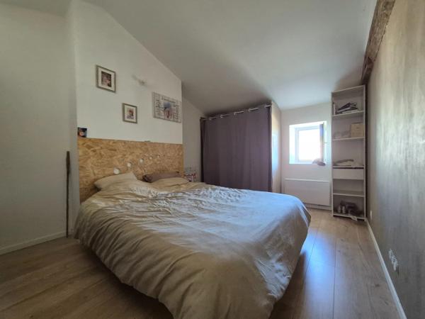 Maison rénovée à vendre à Bords – Calme, dépendances et beau potentiel