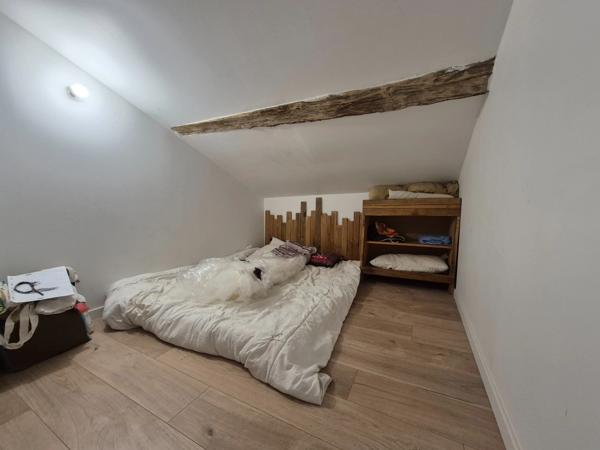 Maison rénovée à vendre à Bords – Calme, dépendances et beau potentiel
