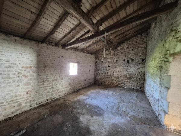 Maison rénovée à vendre à Bords – Calme, dépendances et beau potentiel