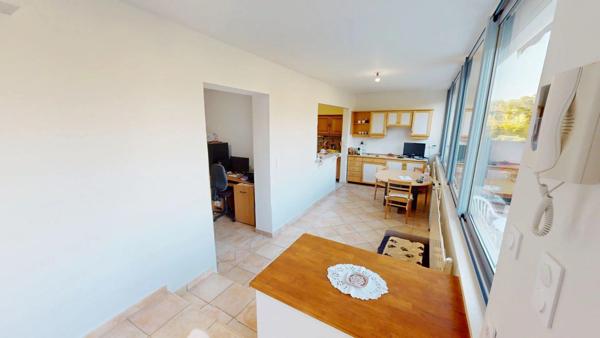 Quartier Sud de la Seyne sur Mer, maison ancienne entièrement rénovée, proche des commerces et de la plage.