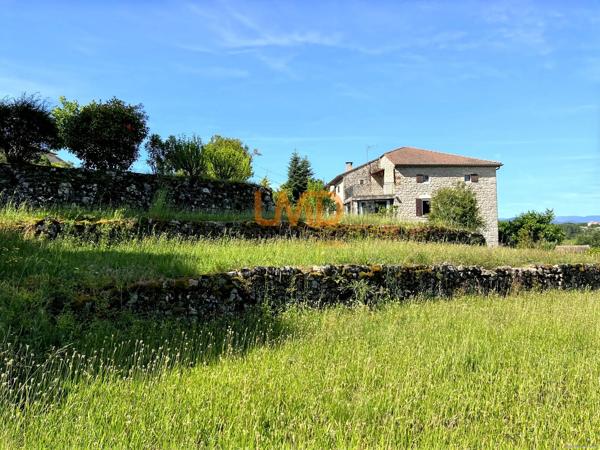 Bâtisse en pierre, 3 logements