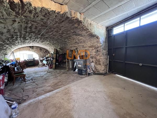 Bâtisse en pierre, 3 logements