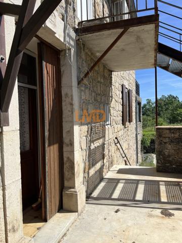 Bâtisse en pierre, 3 logements