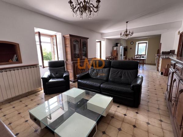 Bâtisse en pierre, 3 logements