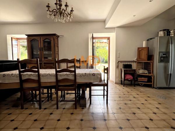 Bâtisse en pierre, 3 logements
