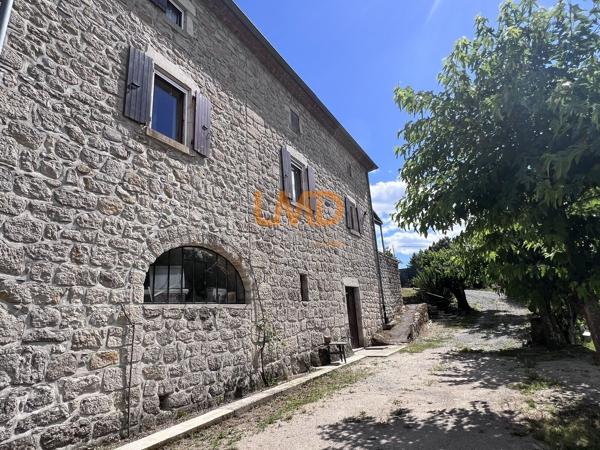 Bâtisse en pierre, 3 logements