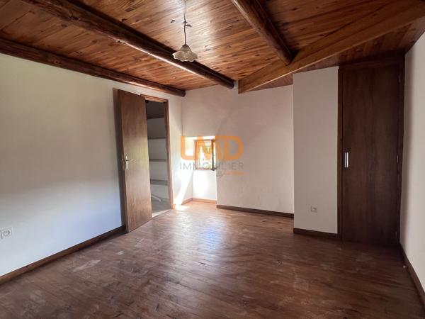 Bâtisse en pierre, 3 logements