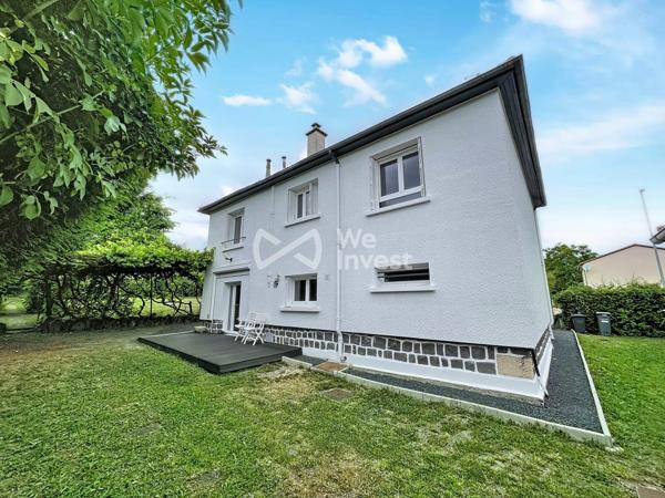 Villa traditionnelle rénovée avec jardin.