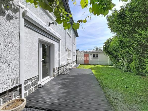 Villa traditionnelle rénovée avec jardin.