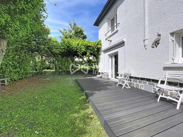 Villa traditionnelle rénovée avec jardin.