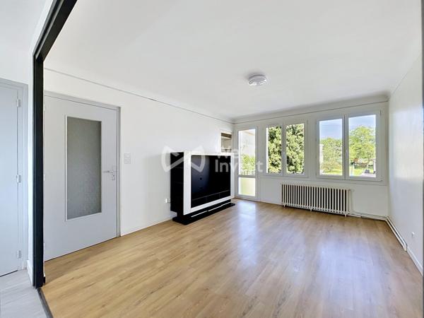 Villa traditionnelle rénovée avec jardin.