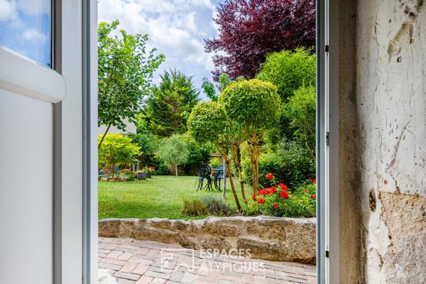 Un ancien presbytère réinventé, entre pierre et lumière, dans un village préservé du Vexin