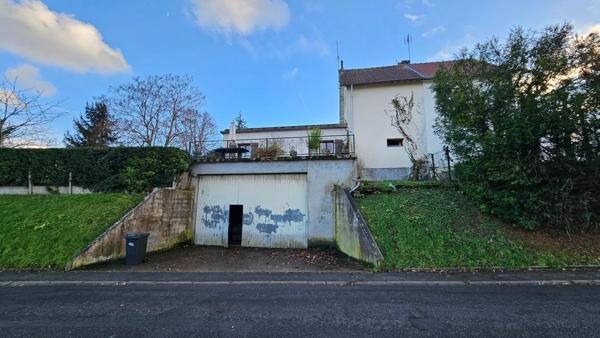 Maison et immense garage
