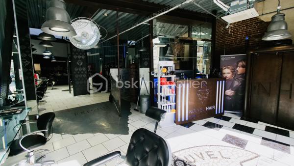 Immeuble de rapport de 160 m² offrant une excellente opportunité d'investissement.
Au rez-de-chaussée, un salon de coiffure actuellement loué, garantissant un revenu locatif immédiat et une rentabilité dès l'acquisition.
À l'étage, un vaste espace à rénover entièrement laissant place à de nombreuses possibilités d'aménagement. Le bien permet la création de 3 logements destinés à la location, offrant un fort potentiel de valorisation et d'augmentation des revenus locatifs.
Les points forts :
Immeuble de 160 m².
Salon de coiffure déjà loué.
Revenus locatifs existants.
Étage à réhabiliter selon vos projets.
Possibilité de créer 3 appartements ( plan étudié par un achitecte en notre possession ) . 
Idéal pour investisseurs ou marchands de biens.
Beau potentiel de rentabilité après travaux.
Une opportunité rare pour développer un patrimoine immobilier avec un rendement attractif.
Pour plus d'informations ou organiser une visite, contactez moi