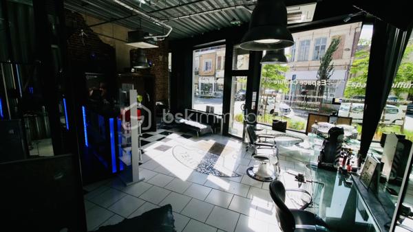 Immeuble de rapport de 160 m² offrant une excellente opportunité d'investissement.
Au rez-de-chaussée, un salon de coiffure actuellement loué, garantissant un revenu locatif immédiat et une rentabilité dès l'acquisition.
À l'étage, un vaste espace à rénover entièrement laissant place à de nombreuses possibilités d'aménagement. Le bien permet la création de 3 logements destinés à la location, offrant un fort potentiel de valorisation et d'augmentation des revenus locatifs.
Les points forts :
Immeuble de 160 m².
Salon de coiffure déjà loué.
Revenus locatifs existants.
Étage à réhabiliter selon vos projets.
Possibilité de créer 3 appartements ( plan étudié par un achitecte en notre possession ) . 
Idéal pour investisseurs ou marchands de biens.
Beau potentiel de rentabilité après travaux.
Une opportunité rare pour développer un patrimoine immobilier avec un rendement attractif.
Pour plus d'informations ou organiser une visite, contactez moi