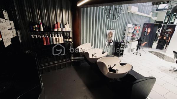 Immeuble de rapport de 160 m² offrant une excellente opportunité d'investissement.
Au rez-de-chaussée, un salon de coiffure actuellement loué, garantissant un revenu locatif immédiat et une rentabilité dès l'acquisition.
À l'étage, un vaste espace à rénover entièrement laissant place à de nombreuses possibilités d'aménagement. Le bien permet la création de 3 logements destinés à la location, offrant un fort potentiel de valorisation et d'augmentation des revenus locatifs.
Les points forts :
Immeuble de 160 m².
Salon de coiffure déjà loué.
Revenus locatifs existants.
Étage à réhabiliter selon vos projets.
Possibilité de créer 3 appartements ( plan étudié par un achitecte en notre possession ) . 
Idéal pour investisseurs ou marchands de biens.
Beau potentiel de rentabilité après travaux.
Une opportunité rare pour développer un patrimoine immobilier avec un rendement attractif.
Pour plus d'informations ou organiser une visite, contactez moi