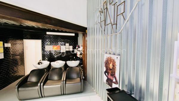 Immeuble de rapport de 160 m² offrant une excellente opportunité d'investissement.
Au rez-de-chaussée, un salon de coiffure actuellement loué, garantissant un revenu locatif immédiat et une rentabilité dès l'acquisition.
À l'étage, un vaste espace à rénover entièrement laissant place à de nombreuses possibilités d'aménagement. Le bien permet la création de 3 logements destinés à la location, offrant un fort potentiel de valorisation et d'augmentation des revenus locatifs.
Les points forts :
Immeuble de 160 m².
Salon de coiffure déjà loué.
Revenus locatifs existants.
Étage à réhabiliter selon vos projets.
Possibilité de créer 3 appartements ( plan étudié par un achitecte en notre possession ) . 
Idéal pour investisseurs ou marchands de biens.
Beau potentiel de rentabilité après travaux.
Une opportunité rare pour développer un patrimoine immobilier avec un rendement attractif.
Pour plus d'informations ou organiser une visite, contactez moi