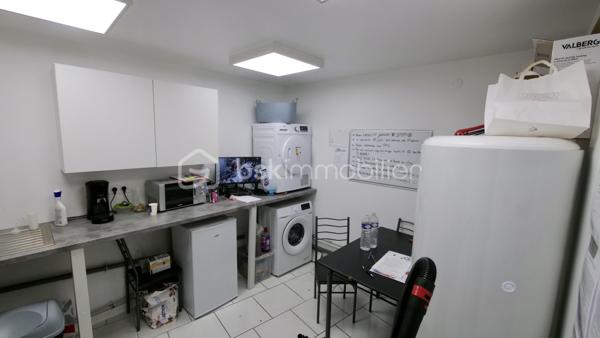 Immeuble de rapport de 160 m² offrant une excellente opportunité d'investissement.
Au rez-de-chaussée, un salon de coiffure actuellement loué, garantissant un revenu locatif immédiat et une rentabilité dès l'acquisition.
À l'étage, un vaste espace à rénover entièrement laissant place à de nombreuses possibilités d'aménagement. Le bien permet la création de 3 logements destinés à la location, offrant un fort potentiel de valorisation et d'augmentation des revenus locatifs.
Les points forts :
Immeuble de 160 m².
Salon de coiffure déjà loué.
Revenus locatifs existants.
Étage à réhabiliter selon vos projets.
Possibilité de créer 3 appartements ( plan étudié par un achitecte en notre possession ) . 
Idéal pour investisseurs ou marchands de biens.
Beau potentiel de rentabilité après travaux.
Une opportunité rare pour développer un patrimoine immobilier avec un rendement attractif.
Pour plus d'informations ou organiser une visite, contactez moi