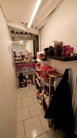 Immeuble de rapport de 160 m² offrant une excellente opportunité d'investissement.
Au rez-de-chaussée, un salon de coiffure actuellement loué, garantissant un revenu locatif immédiat et une rentabilité dès l'acquisition.
À l'étage, un vaste espace à rénover entièrement laissant place à de nombreuses possibilités d'aménagement. Le bien permet la création de 3 logements destinés à la location, offrant un fort potentiel de valorisation et d'augmentation des revenus locatifs.
Les points forts :
Immeuble de 160 m².
Salon de coiffure déjà loué.
Revenus locatifs existants.
Étage à réhabiliter selon vos projets.
Possibilité de créer 3 appartements ( plan étudié par un achitecte en notre possession ) . 
Idéal pour investisseurs ou marchands de biens.
Beau potentiel de rentabilité après travaux.
Une opportunité rare pour développer un patrimoine immobilier avec un rendement attractif.
Pour plus d'informations ou organiser une visite, contactez moi