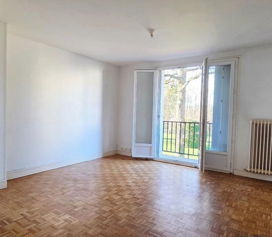 Appartement lumineux de 3 pièces avec stationnement et sa cave sur la commune d' Étampes.