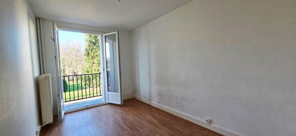 Appartement lumineux de 3 pièces avec stationnement et sa cave sur la commune d' Étampes.