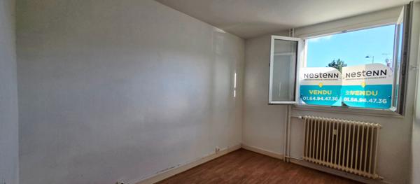 Appartement lumineux de 3 pièces avec stationnement et sa cave sur la commune d' Étampes.