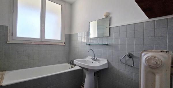 Appartement lumineux de 3 pièces avec stationnement et sa cave sur la commune d' Étampes.