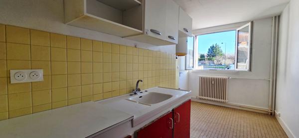 Appartement lumineux de 3 pièces avec stationnement et sa cave sur la commune d' Étampes.