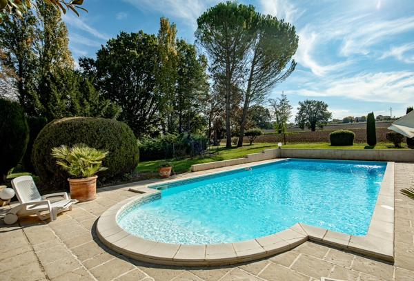 Propriété d'une surface habitable d'environ 350m2 avec piscine, pool house et dépendances.