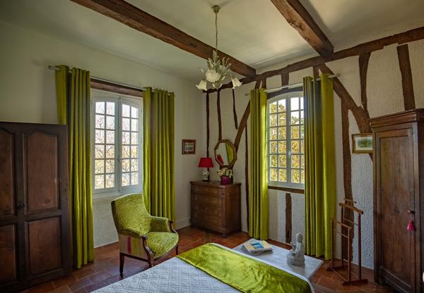 Propriété d'une surface habitable d'environ 350m2 avec piscine, pool house et dépendances.