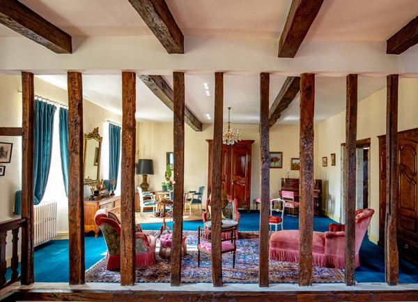 Propriété d'une surface habitable d'environ 350m2 avec piscine, pool house et dépendances.