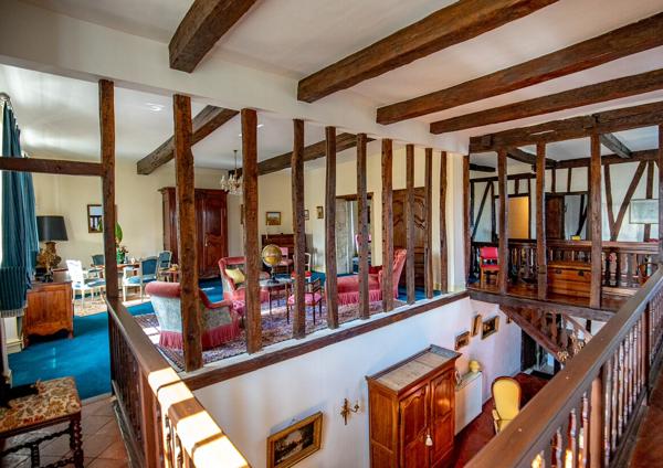 Propriété d'une surface habitable d'environ 350m2 avec piscine, pool house et dépendances.