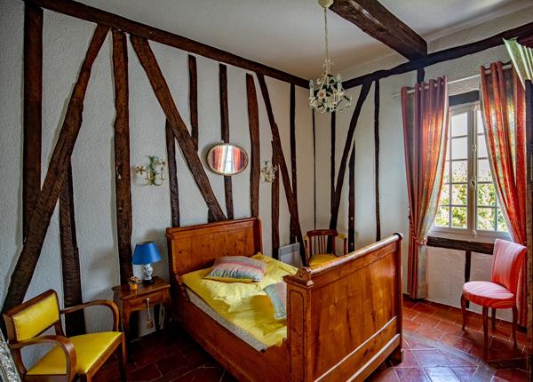 Propriété d'une surface habitable d'environ 350m2 avec piscine, pool house et dépendances.