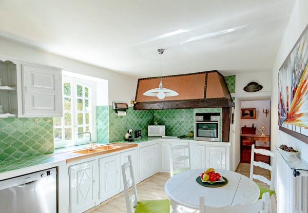 Propriété d'une surface habitable d'environ 350m2 avec piscine, pool house et dépendances.