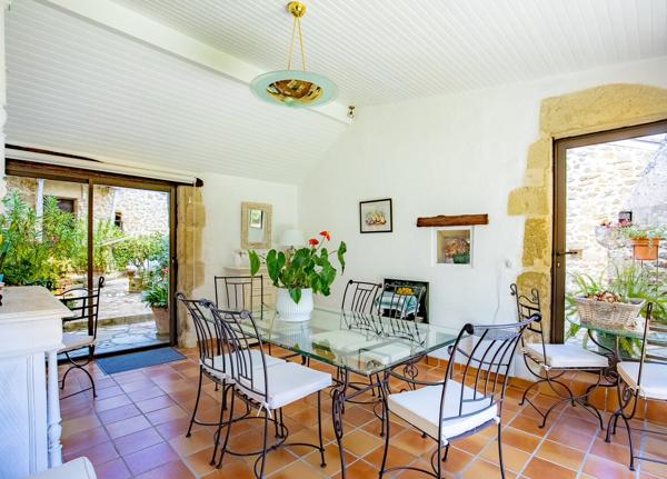 Propriété d'une surface habitable d'environ 350m2 avec piscine, pool house et dépendances.