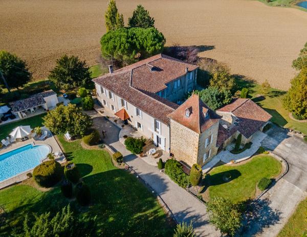 Propriété d'une surface habitable d'environ 350m2 avec piscine, pool house et dépendances.