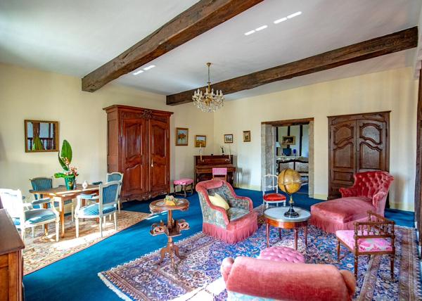 Propriété d'une surface habitable d'environ 350m2 avec piscine, pool house et dépendances.