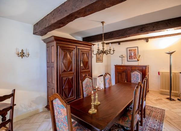 Propriété d'une surface habitable d'environ 350m2 avec piscine, pool house et dépendances.