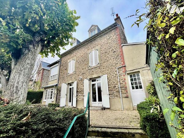 DINARD CENTRE - Charmante maison en pierres de 7 pièces au calme